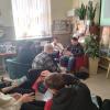 uczniowie w bibliotece