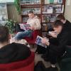uczniowie w bibliotece