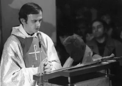 Ksiądz Jerzy Popiełuszko w kościele św. Stanisława Kostki na Żoliborzu. Warszawa 31.10.1982. Fot. PAP/W. Kryński image