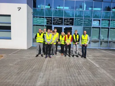 grupa prze budynkiem firmy