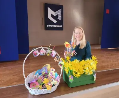 Przedstawicielka Fundacji z darami