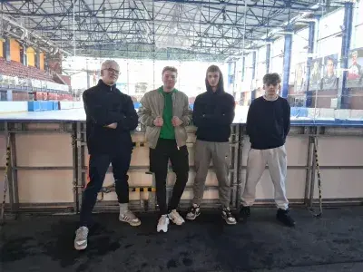 drużyna na tle lodowiska