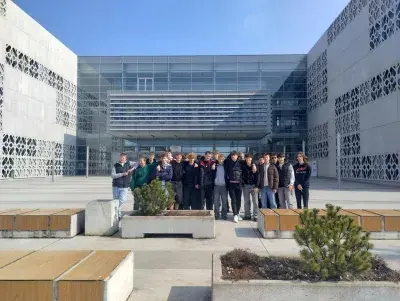 uczniowie przed budynkiem biblioteki