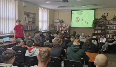 uczniowie w bibliotece podczas lekcji