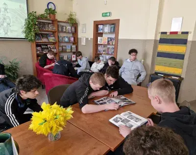 uczniowie w bibliotece