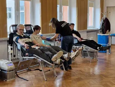 uczniowie w czasie pobrania krwi