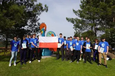 grupa z reginalnym kogutem