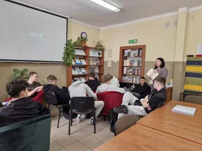 uczniowie w bibliotece