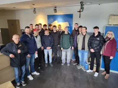 uczniowie w firmie NEVA