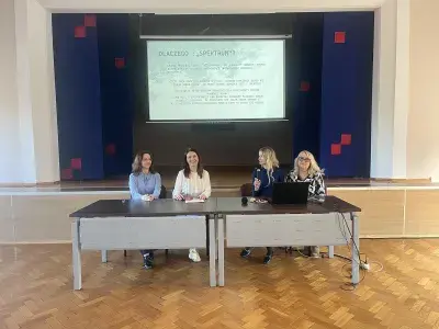 Prowadzące przed sceną na auli