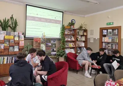 uczniowie w bibliotece