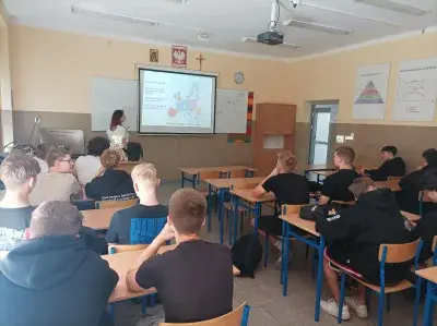 sala lekcyjna z uczniami