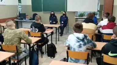 Spotkania klas pierwszych z funkcjonariuszami KMP w Białymstoku policja_logo.jpg 