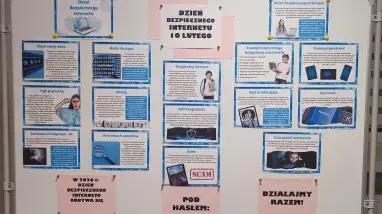 tablica z plakatami