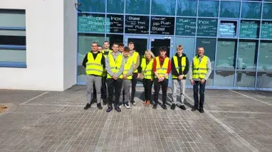 grupa prze budynkiem firmy