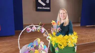 Przedstawicielka Fundacji z darami