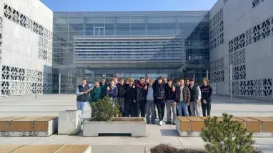 uczniowie przed budynkiem biblioteki