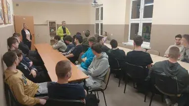 uczniowie w sali rekolekcyjnej