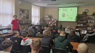 uczniowie w bibliotece podczas lekcji