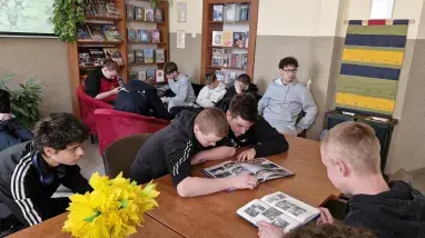 uczniowie w bibliotece