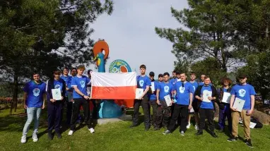 grupa z reginalnym kogutem