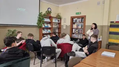 uczniowie w bibliotece