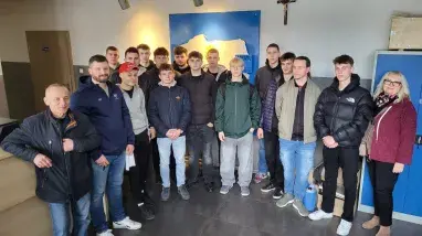 uczniowie w firmie NEVA