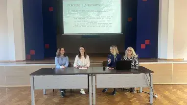 Prowadzące przed sceną na auli
