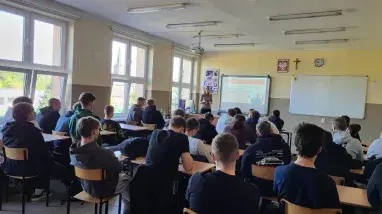 uczniowie w sali na spotkaniu